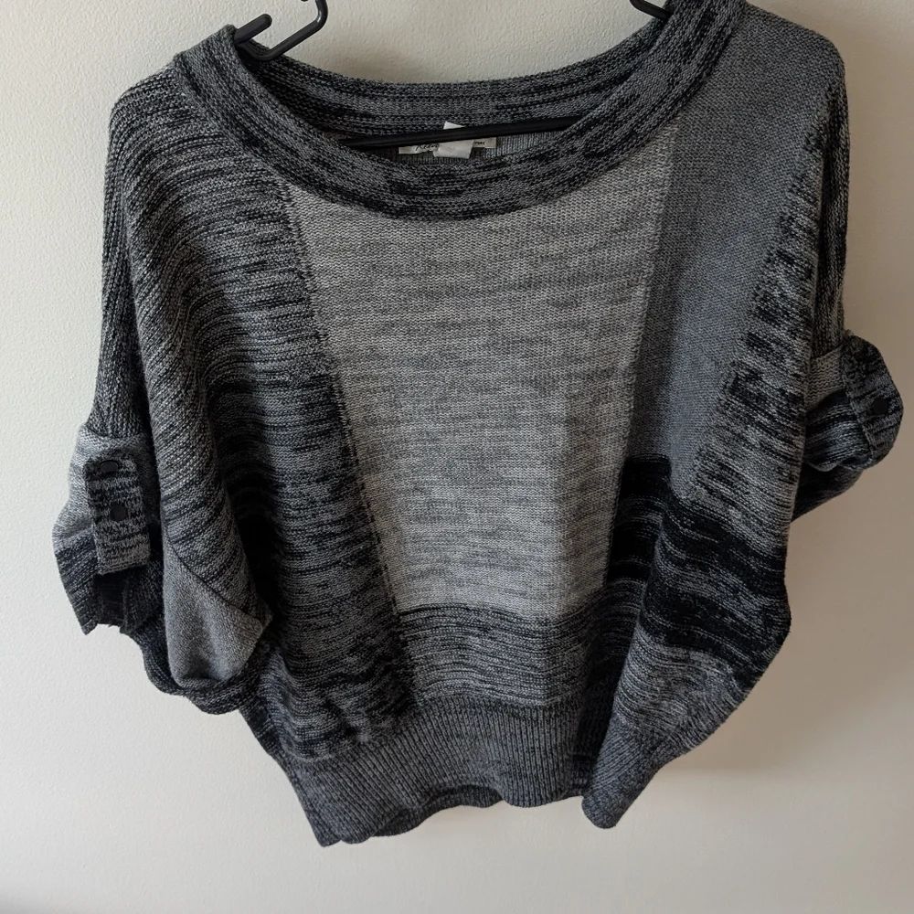 Kenneth Cole New York Short Sleeve Black And Grey Neutral Sweater. Size Medium - Picture 10 of 13